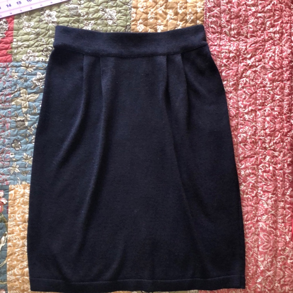 Flattering Fit!! Liz&Co Black knit skirt